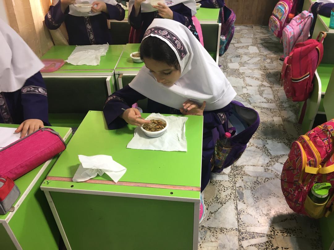 کنفرانس هلیا رسولی در مورد فواید مواد غذایی و پذیرایی از دوستانش